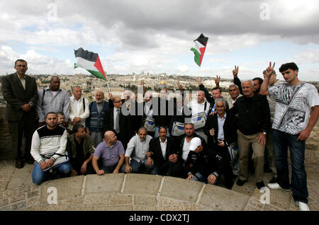 30 octobre, 2011 - Jérusalem, Jérusalem, territoire palestinien palestiniens - pèlerins, qui sont prisonniers libérés et leurs proches, prendre des photos avant leur tête pour le hajj annuel ou pèlerinage dans la ville sainte musulmane saoudienne de La Mecque, dans la vieille ville de Jérusalem le 30 octobre 2011. Photo par Mahfouz Abu Banque D'Images