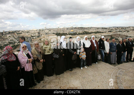 30 octobre, 2011 - Jérusalem, Jérusalem, territoire palestinien palestiniens - pèlerins, qui sont prisonniers libérés et leurs proches, prendre des photos avant leur tête pour le hajj annuel ou pèlerinage dans la ville sainte musulmane saoudienne de La Mecque, dans la vieille ville de Jérusalem le 30 octobre 2011. Photo par Mahfouz Abu Banque D'Images
