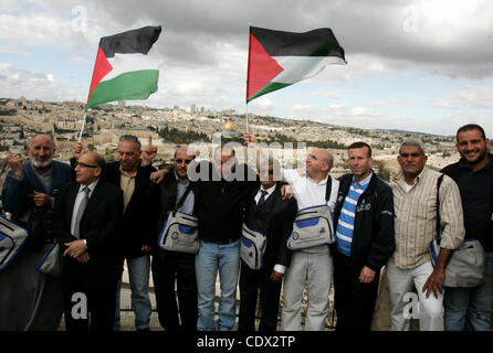 30 octobre, 2011 - Jérusalem, Jérusalem, territoire palestinien palestiniens - pèlerins, qui sont prisonniers libérés et leurs proches, prendre des photos avant leur tête pour le hajj annuel ou pèlerinage dans la ville sainte musulmane saoudienne de La Mecque, dans la vieille ville de Jérusalem le 30 octobre 2011. Photo par Mahfouz Abu Banque D'Images