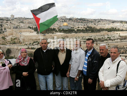 30 octobre, 2011 - Jérusalem, Jérusalem, territoire palestinien palestiniens - pèlerins, qui sont prisonniers libérés et leurs proches, prendre des photos avant leur tête pour le hajj annuel ou pèlerinage dans la ville sainte musulmane saoudienne de La Mecque, dans la vieille ville de Jérusalem le 30 octobre 2011. Photo par Mahfouz Abu Banque D'Images