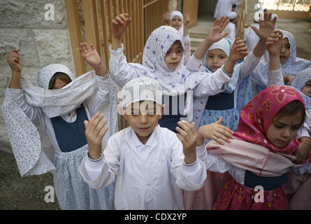 31 octobre 2011 - Naplouse, Cisjordanie, Territoires palestiniens - les enfants palestiniens effectuer une simulation de la prochaine fête de pèlerinage pèlerinage islamique et de l'Eid al-Adha festival dans la ville cisjordanienne de Naplouse, Jeudi, Novembre 5, 2011. Les musulmans palestiniens fêtera l'Aïd al-Adha, ou la fête de Banque D'Images