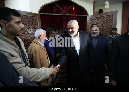 Le 1 novembre, 2011 - La ville de Gaza, bande de Gaza - Le Premier ministre palestinien, dans la bande de Gaza, Ismail Haniya assiste à la célébration d'ouverture de la mosquée al-Borno. (Crédit Image : &# 169 ; Mahmoud Nassar/APA Images/ZUMAPRESS.com) Banque D'Images