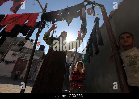 2 novembre 2011 - La ville de Gaza, bande de Gaza - une Palestinienne qui travaille dans sa maison à al-Shate camp de réfugiés. Les Palestiniens marquent le quatre-vingt-dix quatrième anniversaire de la Déclaration Balfour de 1917, qui est un énoncé officiel de politique par le gouvernement britannique concernant l'établissement d'une patrie juive Banque D'Images