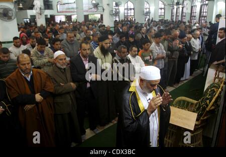 6 novembre 2011 - La ville de Gaza, bande de Gaza, territoire palestinien - le premier ministre palestinien, dans la bande de Gaza, Ismail Haniya assiste à la prière de l'Aïd al-Adha célébrations dans la ville de Gaza, le dimanche, Novembre 6, 2011. Les musulmans du monde entier célèbrent l'Aïd al-Adha, ou Fête du Sacrifice, par les meurtres de sacrificiel Banque D'Images