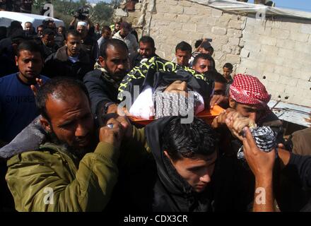 6 novembre 2011 - Khan Younis, dans la bande de Gaza, territoire palestinien - les Palestiniens pleurent le corps d'Abdullah Mohana, militant du Jihad islamique, à Khan Younis, au sud de la bande de Gaza, dimanche, Novembre 6, 2011. Un responsable palestinien a déclaré que l'un des militants des djihads islamiques a été tué et plusieurs autres ont été woun Banque D'Images