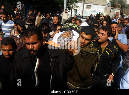 6 novembre 2011 - Khan Younis, dans la bande de Gaza, territoire palestinien - les Palestiniens pleurent le corps d'Abdullah Mohana, militant du Jihad islamique, à Khan Younis, au sud de la bande de Gaza, dimanche, Novembre 6, 2011. Un responsable palestinien a déclaré que l'un des militants des djihads islamiques a été tué et plusieurs autres ont été woun Banque D'Images