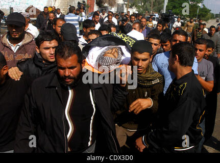 6 novembre 2011 - Khan Younis, dans la bande de Gaza, territoire palestinien - les Palestiniens pleurent le corps d'Abdullah Mohana, militant du Jihad islamique, à Khan Younis, au sud de la bande de Gaza, dimanche, Novembre 6, 2011. Un responsable palestinien a déclaré que l'un des militants des djihads islamiques a été tué et plusieurs autres ont été woun Banque D'Images