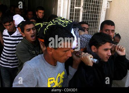 6 novembre 2011 - Khan Younis, dans la bande de Gaza, territoire palestinien - les Palestiniens pleurent le corps d'Abdullah Mohana, militant du Jihad islamique, à Khan Younis, au sud de la bande de Gaza, dimanche, Novembre 6, 2011. Un responsable palestinien a déclaré que l'un des militants des djihads islamiques a été tué et plusieurs autres ont été woun Banque D'Images