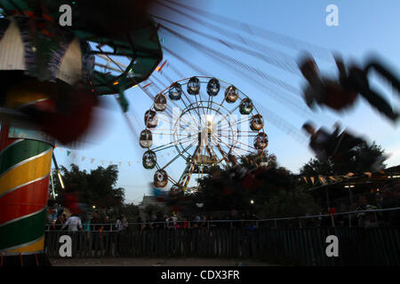 9 novembre 2011 - La ville de Gaza, les Palestiniens de Gaza - profitez d'une balade dans un parc d'amusement, au cours de l'Eid al-Adha. Les musulmans du monde entier célèbrent l'Aïd al-Adha, ou Fête du Sacrifice, avec l'abattage du bétail sacrificiel pour commémorer l'histoire religieuse d'Abraham. (Crédit Image : © Ashraf Amra/AP Banque D'Images