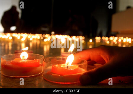 11 novembre 2011 - Ramallah, Cisjordanie, territoire palestinien - couronnes de fleurs laïcs palestiniens et des bougies à la tombe de la fin du leader palestinien Yasser Arafat au 7e anniversaire de sa mort dans la ville de Ramallah, en Cisjordanie, le 11 novembre 2011, alors que les Palestiniens se sont réunis pour une bougie-li Banque D'Images