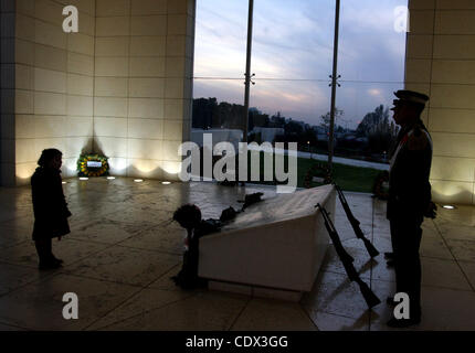 11 novembre 2011 - Ramallah, Cisjordanie, territoire palestinien - couronnes de fleurs laïcs palestiniens et des bougies à la tombe de la fin du leader palestinien Yasser Arafat au 7e anniversaire de sa mort dans la ville de Ramallah, en Cisjordanie, le 11 novembre 2011, alors que les Palestiniens se sont réunis pour une bougie-li Banque D'Images