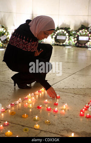 11 novembre 2011 - Ramallah, Cisjordanie - laïcs palestiniens et des couronnes de fleurs bougies à la tombe de la fin du leader palestinien Yasser Arafat au 7e anniversaire de sa mort dans la ville de Ramallah, en Cisjordanie, les Palestiniens se sont réunis pour une veillée aux chandelles dans le mausolée à la mémoire de leur Banque D'Images