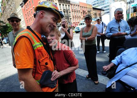 17 août 2011 - Manhattan, New York, États-Unis - GARY RUSSO fans accueille à la suite de sa performance. Gary Russo, un travailleur de la construction du contrat pour le MTA, travaillant sur la 2e Avenue, projet de métro, chante pour le quartier et le passant sur sa pause de midi à l'angle de la 73e Rue et 2e Avenue Banque D'Images