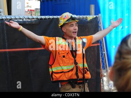 17 août 2011 - Manhattan, New York, États-Unis - GARY RUSSO, un travailleur de la construction du contrat pour le MTA, travaillant sur la 2e Avenue, projet de métro, chante pour le quartier et le passant sur sa pause de midi à l'angle de la 73e Rue et 2e Avenue à l'Upper East Side. (Crédit Image : © Bryan SMI Banque D'Images