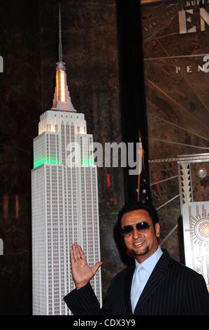 19 août 2011 - Manhattan, New York, États-Unis - Acteur GULSHAN GROVER comme Bollywood et Hollywood stars light l'Empire State Building de la couleur du drapeau indien en l'honneur de la 31e FIA La ville de New York Défilé du Jour de l'Inde. (Crédit Image : © Bryan Smith/ZUMAPRESS.com) Banque D'Images