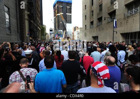 11 septembre 2011 - Manhattan, New York, États-Unis - une foule regarde le président Barack Obama s'exprimer sur un écran géant pendant le service commémoratif de la rue de l'Église au nord du site du World Trade Center sur le 10e anniversaire du 11 septembre. (Crédit Image : © Bryan Smith/ZUMAPRESS.com) Banque D'Images