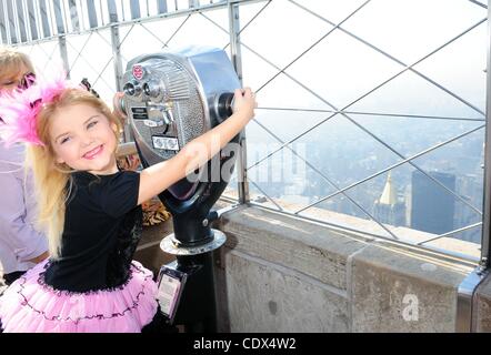 13 septembre 2011 - Manhattan, New York, États-Unis - Bois d'EDEN - star de l'émission de télévision, ''tout-petits et des diadèmes'' célèbre la Semaine de la mode et de la promotion de son livre, du berceau jusqu'à la ''Couronne'' et ''CD, Cutie Patootie'' en haut de l'Empire State Building sur la 86e étage de l'observatoire. (Ima Crédit Banque D'Images