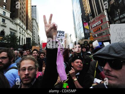 15 octobre 2011 - Manhattan, New York, États-Unis - mars manifestants jusqu'Sixième Avenue. Occupy Wall Street - Journée mondiale d'action rassemblement à Washington Square Park, mars jusqu'Sixième Avenue à Times Square et rassemblement à Times Square. (Crédit Image : © Bryan Smith/ZUMAPRESS.com) Banque D'Images