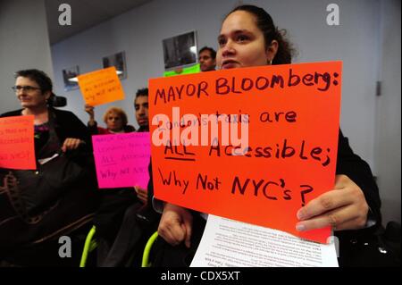 20 octobre 2011 - Manhattan, New York, États-Unis - accessible aux fauteuils roulants advocate Milagros Franco de Manhattan est titulaire d'un signe en tant que New York City Taxi & Limousine Commission réunion mensuelle approuve une modification de caractéristiques du véhicule taxi accessible permettant l'utilisation de la production du véhicule (Groupe VPG) Banque D'Images