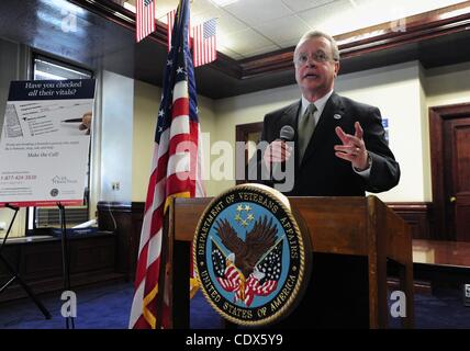 21 oct., 2011 - Manhattan, New York, États-Unis - JOHN Sepulveda, secrétaire adjoint pour les ressources humaines et l'Administration pour le ministère des Affaires des anciens combattants parle comme le ministère des Affaires des anciens combattants sans abri accueille la journée de sensibilisation et d'éducation et annonce l'appel ''Make'' Campagne de sensibilisation t Banque D'Images