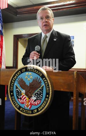 21 oct., 2011 - Manhattan, New York, États-Unis - JOHN Sepulveda, secrétaire adjoint pour les ressources humaines et l'Administration pour le ministère des Affaires des anciens combattants parle comme le ministère des Affaires des anciens combattants sans abri accueille la journée de sensibilisation et d'éducation et annonce l'appel ''Make'' Campagne de sensibilisation t Banque D'Images