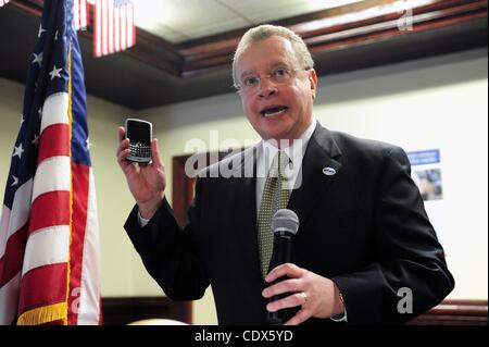 21 oct., 2011 - Manhattan, New York, États-Unis - JOHN Sepulveda, secrétaire adjoint pour les ressources humaines et l'Administration pour le ministère des Affaires des anciens combattants parle comme le ministère des Affaires des anciens combattants sans abri accueille la journée de sensibilisation et d'éducation et annonce l'appel ''Make'' Campagne de sensibilisation t Banque D'Images