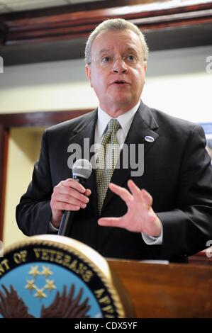 21 oct., 2011 - Manhattan, New York, États-Unis - JOHN Sepulveda, secrétaire adjoint pour les ressources humaines et l'Administration pour le ministère des Affaires des anciens combattants parle comme le ministère des Affaires des anciens combattants sans abri accueille la journée de sensibilisation et d'éducation et annonce l'appel ''Make'' Campagne de sensibilisation t Banque D'Images