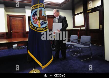 21 oct., 2011 - Manhattan, New York, États-Unis - JOHN Sepulveda, secrétaire adjoint pour les ressources humaines et l'Administration pour le ministère des Affaires des anciens combattants parle comme le ministère des Affaires des anciens combattants sans abri accueille la journée de sensibilisation et d'éducation et annonce l'appel ''Make'' Campagne de sensibilisation t Banque D'Images