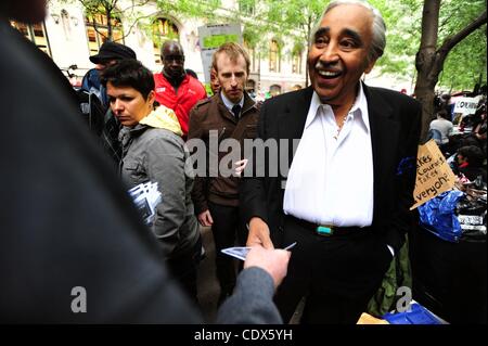 21 oct., 2011 - Manhattan, New York, États-Unis - Rempl. CHARLES RANGEL tours le parc comme militants continuent de résider dans Zuccotti Park dans le sud de Manhattan comme le mouvement occupons Wall Street continue. (Crédit Image : © Bryan Smith/ZUMAPRESS.com) Banque D'Images