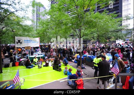 21 oct., 2011 - Manhattan, New York, États-Unis - Des activistes continuent de résider dans Zuccotti Park dans le sud de Manhattan comme le mouvement occupons Wall Street continue. (Crédit Image : © Bryan Smith/ZUMAPRESS.com) Banque D'Images