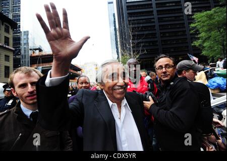 21 oct., 2011 - Manhattan, New York, États-Unis - Rempl. CHARLES RANGEL tours le parc comme militants continuent de résider dans Zuccotti Park dans le sud de Manhattan comme le mouvement occupons Wall Street continue. (Crédit Image : © Bryan Smith/ZUMAPRESS.com) Banque D'Images