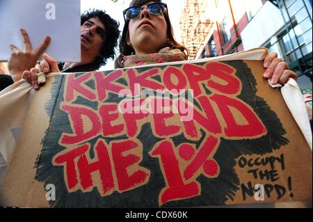 21 oct., 2011 - Manhattan, New York, États-Unis - Occupy Wall Street s'associe à la solidarité avec la 16e Journée nationale de protestation pour arrêter la brutalité policière, la répression et la criminalisation d'une génération ! Mars rallye de Union Square à Alphabet City. Les protestataires a appelé la police de New York Banque D'Images