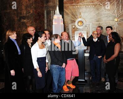 Le 1 novembre, 2011 - Manhattan, New York, États-Unis - à partir de la gauche : TANYA WENMAN ACIER, RUTH REICHL, PHILLIP BALTZ, JENNIFER LEUZZI, MICHAEL LOMONACO, April Bloomfield, Mario Batali, Stanley Tucci, Anthony Bourdain, KEN BIBERAJ et MARGARETTE PURVIS ''flip'' l'interrupteur pour allumer l'Empire State Building. Chef de Mar Banque D'Images