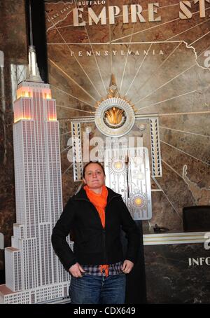 Le 1 novembre, 2011 - Manhattan, New York, États-Unis - Le Chef April Bloomfield. Le chef Mario Batali, acteur primé Stanley Tucci et Margarette Purvis, président et chef de la direction, Banque alimentaire de la ville de New York, l'Empire State Building en orange (la couleur de la faim la sensibilisation) en reconnaissance de la banque alimentaire de New Y Banque D'Images