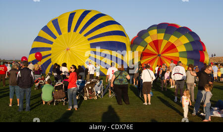 4 septembre 2011 - Ripon, CA, USA - Couleur le Festival de Montgolfières Ciel couvert le ciel à Ripon Ca. Samedi 2 septembre 2011 et le dimanche 3 septembre 2011. L'événement annuel de sensibilisation et d'apporter un soutien financier à l'hôpital de ChildrenÃ•Le Centre de la Californie. Marty Bicek/ZumaPress.com (crédit Image : Banque D'Images