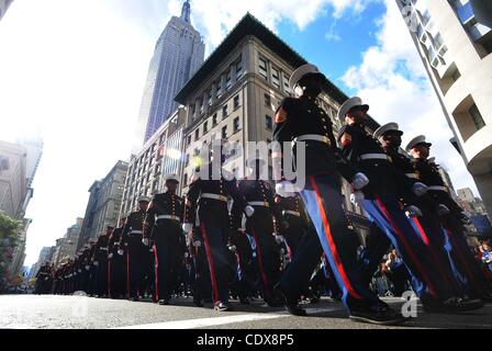 11 novembre 2011 - Manhattan, New York, États-Unis - Les membres de l'US Marine Corps en mars. l'Organisation des anciens combattants de guerre Conseil présente la Journée des anciens combattants Service commémoratif annuel et défilé dans la Cinquième Avenue. Plus de 25 000 personnes, dont 27 unités militaires actives de toutes les directions générales, quatre récipiendaires de la médaille d'honneur, Banque D'Images