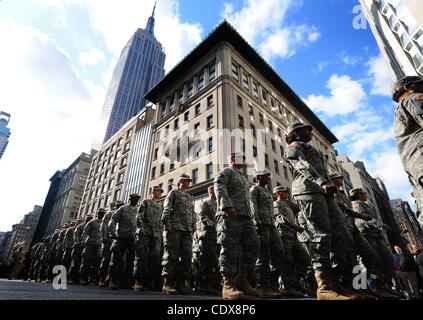 11 novembre 2011 - Manhattan, New York, États-Unis - Les membres de l'armée américaine mars comme l'Organisation des Anciens Combattants Anciens Combattants Conseil présente chaque année les jours Service commémoratif et défilé dans la Cinquième Avenue. Plus de 25 000 personnes, dont 27 unités militaires actives de toutes les directions générales, quatre récipiendaires de la médaille d'honneur des anciens combattants, Banque D'Images