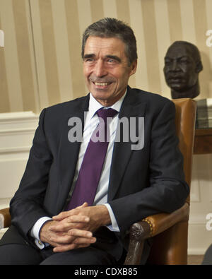 Le 7 novembre, 2011 - Washington, District of Columbia, États-Unis - Le président américain Barack Obama se félicite le Secrétaire général de l'OTAN Anders Fogh Rasmussen pour le bureau ovale.(Image Crédit : Â© Christy Bowe/Photos/ZUMAPRESS.com) Globe Banque D'Images