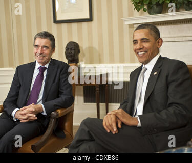 Le 7 novembre, 2011 - Washington, District of Columbia, États-Unis - Le président américain Barack Obama se félicite le Secrétaire général de l'OTAN Anders Fogh Rasmussen pour le bureau ovale.(Image Crédit : Â© Christy Bowe/Photos/ZUMAPRESS.com) Globe Banque D'Images