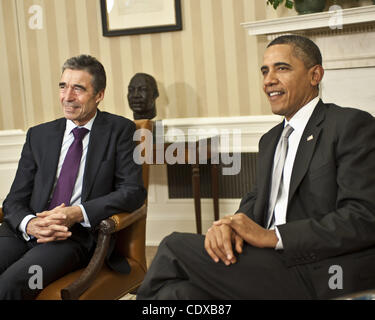 Le 7 novembre, 2011 - Washington, District of Columbia, États-Unis - Le président américain Barack Obama se félicite le Secrétaire général de l'OTAN Anders Fogh Rasmussen pour le bureau ovale.(Image Crédit : Â© Christy Bowe/Photos/ZUMAPRESS.com) Globe Banque D'Images