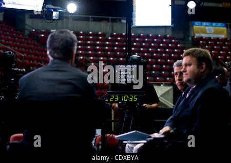 Le 11 août 2011 - Ames, Iowa, USA - commentateur de Fox News Sean Hannity, gauche, accueille son spectacle avec réduite Frank Luntz, droite, et Joe Trippi dans l'après-débat républicain chambre spin sur le campus de l'Université d'Iowa. Banque D'Images
