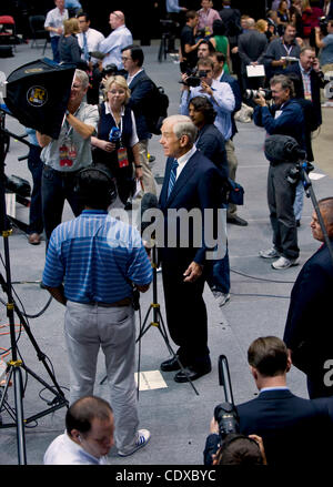 Le 11 août 2011 - Ames, Iowa, USA - Ron Paul est interviewé dans l'après-débat salle spin sur le campus de l'Université d'Iowa. Banque D'Images