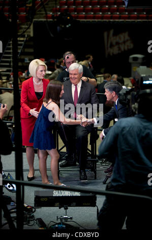 Le 11 août 2011 - Ames, Iowa, USA - commentateur de Fox News Sean Hannity accueille la famille de guest Newt Gingrich dans l'après-débat républicain chambre spin sur le campus de l'Université d'Iowa. Banque D'Images