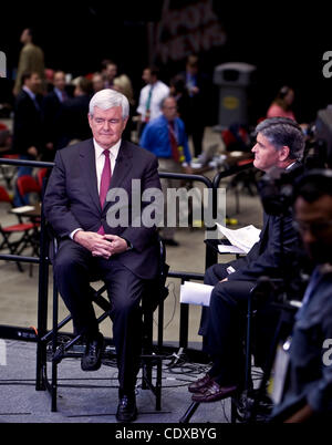 Le 11 août 2011 - Ames, Iowa, USA - Fox News Sean Hannity commentateur parle avec l'invité Newt Gingrich dans l'après-débat républicain chambre spin sur le campus de l'Université d'Iowa. Banque D'Images