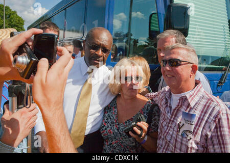 AMES, IA - 13 AUG 11 - candidat présidentiel républicain Herman Cain avec des partisans à la paille d'Ames 2011 qui a eu lieu sur le campus de l'université Iowa State.Photo de James Colburn Banque D'Images