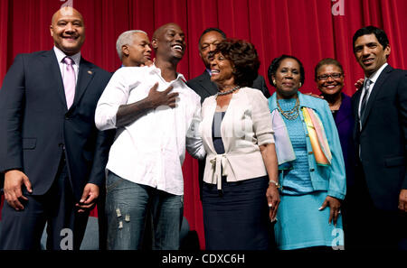 30 août 2011 - Los Angeles, Californie, Etats-Unis - après avoir chanté l'hymne national, Tyrese pose pour des photos avec sénatrice Maxine Waters et d'autres membres de la Congressional Black Caucus au ''pour le personnel Jobs Initiative'' mairie à la Crenshaw Centre Chrétien. Los Angeles est le las Banque D'Images