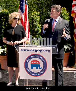 8 septembre 2011 - Corona del Mar, Californie, États-Unis - Le gouverneur du Texas et candidat républicain RICK PERRY au cours d'un arrêt de la campagne dans le comté d'Orange. (Crédit Image : © Brian Cahn/ZUMAPRESS.com) Banque D'Images