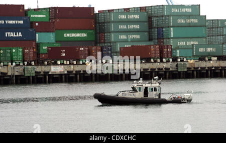 Un bateau de la Police du Port de Los Angeles les conteneurs d'expédition, des patrouilles sont empilés au Port de Los Angeles à San Pedro, Californie le 16 septembre 201. Le trafic de fret à la nation du port maritime le plus fréquenté en août a diminué complexes par rapport au même mois en 2010, ce qui suggère que le ralentissement de l'économie américaine Banque D'Images