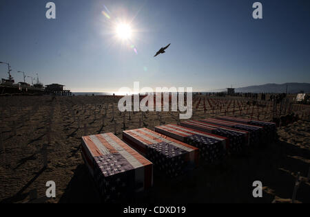 9 octobre 2011 - Los Angeles, Californie, États-Unis - traverse et les cercueils sont vus à l'Arlington West War Memorial à Santa Monica, en Californie, le 9 octobre 2011. Chaque croix représente un soldat américain tué en Irak et en Afghanistan. (Crédit Image : © Chiu/ZUMAPRESS.com) Ringo Banque D'Images