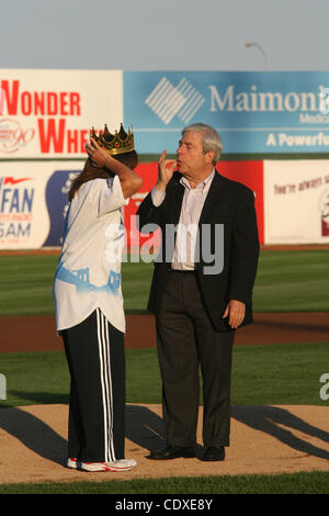 17 août 2011 - New York, New York, États-Unis - Brooklyn Cyclones jouer la Jamestown Jammers Cyclones honneur célèbre Brooklynites Ã'Â© 17/08/11 Brooklyn Borough Président Marty Markowitz Rosea couronnes Banque D'Images